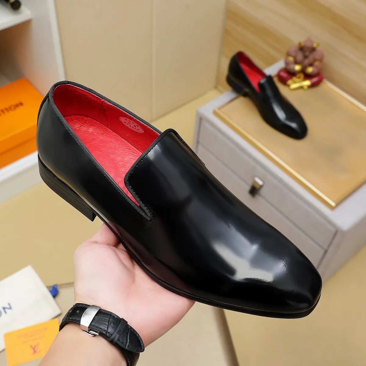 Men's shoes 💰580 💰 Louis Vuitton LV ® Autumn and Winter 🆕 models 🔛Full shoe counter First layer cowhide, 🐂Leather lined casual shoes for men, super soft outsole, essential for driving. Counter synchronization Original first layer cowhide Completely 1:1 mold customization 🌹Top version, 2 colors optional! Number: 38-45 (37.46. Customized)